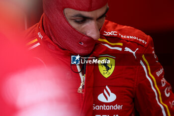 2024-09-20 - SAINZ Carlos (spa), Scuderia Ferrari SF-24, portrait during the Formula 1 Singapore Grand Prix 2024, 18th round of the 2024 Formula One World Championship from September 20 to 22, 2024 on the Marina Bay Circuit, in Singapore, Singapore - F1 - SINGAPORE GRAND PRIX 2024 - FORMULA 1 - MOTORS