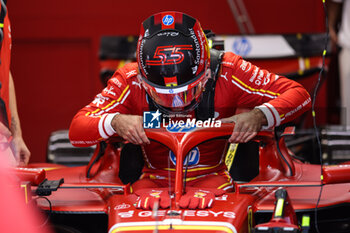 2024-09-20 - SAINZ Carlos (spa), Scuderia Ferrari SF-24, portrait during the Formula 1 Singapore Grand Prix 2024, 18th round of the 2024 Formula One World Championship from September 20 to 22, 2024 on the Marina Bay Circuit, in Singapore, Singapore - F1 - SINGAPORE GRAND PRIX 2024 - FORMULA 1 - MOTORS