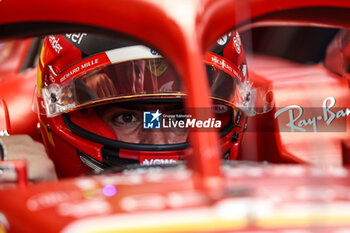 2024-09-20 - SAINZ Carlos (spa), Scuderia Ferrari SF-24, portrait during the Formula 1 Singapore Grand Prix 2024, 18th round of the 2024 Formula One World Championship from September 20 to 22, 2024 on the Marina Bay Circuit, in Singapore, Singapore - F1 - SINGAPORE GRAND PRIX 2024 - FORMULA 1 - MOTORS