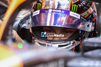 2024-09-20 - PIASTRI Oscar (aus), McLaren F1 Team MCL38, portrait during the Formula 1 Singapore Grand Prix 2024, 18th round of the 2024 Formula One World Championship from September 20 to 22, 2024 on the Marina Bay Circuit, in Singapore, Singapore - F1 - SINGAPORE GRAND PRIX 2024 - FORMULA 1 - MOTORS