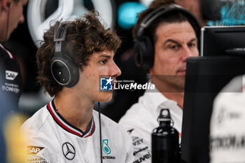 2024-09-20 - KIMI ANTONELLI Andrea (ita), Junior Driver of Mercedes AMG F1 Team, portrait WOLFF Toto (aut), Team Principal & CEO of Mercedes AMG F1 Team, portrait during the Formula 1 Singapore Grand Prix 2024, 18th round of the 2024 Formula One World Championship from September 20 to 22, 2024 on the Marina Bay Circuit, in Singapore, Singapore - F1 - SINGAPORE GRAND PRIX 2024 - FORMULA 1 - MOTORS