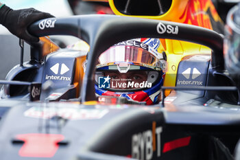 2024-09-20 - VERSTAPPEN Max (ned), Red Bull Racing RB20, portrait during the Formula 1 Singapore Grand Prix 2024, 18th round of the 2024 Formula One World Championship from September 20 to 22, 2024 on the Marina Bay Circuit, in Singapore, Singapore - F1 - SINGAPORE GRAND PRIX 2024 - FORMULA 1 - MOTORS