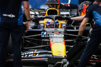 2024-09-20 - 01 VERSTAPPEN Max (nld), Red Bull Racing RB20, action during the Formula 1 Singapore Grand Prix 2024, 18th round of the 2024 Formula One World Championship from September 20 to 22, 2024 on the Marina Bay Circuit, in Singapore, Singapore - F1 - SINGAPORE GRAND PRIX 2024 - FORMULA 1 - MOTORS