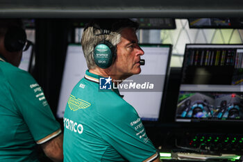 2024-09-20 - STEVENSON Andy, Sporting Director of Aston Martin F1 Team, portrait during the Formula 1 Singapore Grand Prix 2024, 18th round of the 2024 Formula One World Championship from September 20 to 22, 2024 on the Marina Bay Circuit, in Singapore, Singapore - F1 - SINGAPORE GRAND PRIX 2024 - FORMULA 1 - MOTORS