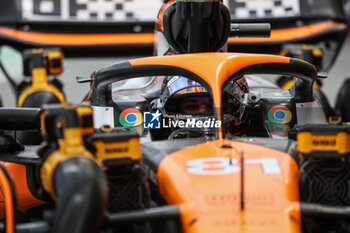 2024-09-20 - PIASTRI Oscar (aus), McLaren F1 Team MCL38, portrait during the Formula 1 Singapore Grand Prix 2024, 18th round of the 2024 Formula One World Championship from September 20 to 22, 2024 on the Marina Bay Circuit, in Singapore, Singapore - F1 - SINGAPORE GRAND PRIX 2024 - FORMULA 1 - MOTORS