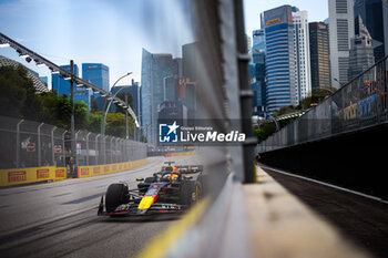 2024-09-20 - 01 VERSTAPPEN Max (nld), Red Bull Racing RB20, action during the Formula 1 Singapore Grand Prix 2024, 18th round of the 2024 Formula One World Championship from September 20 to 22, 2024 on the Marina Bay Circuit, in Singapore, Singapore - F1 - SINGAPORE GRAND PRIX 2024 - FORMULA 1 - MOTORS