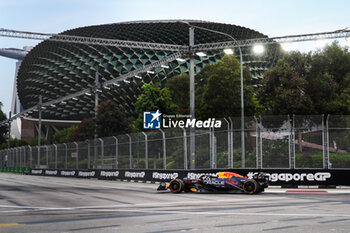 2024-09-20 - 01 VERSTAPPEN Max (nld), Red Bull Racing RB20, action during the Formula 1 Singapore Grand Prix 2024, 18th round of the 2024 Formula One World Championship from September 20 to 22, 2024 on the Marina Bay Circuit, in Singapore, Singapore - F1 - SINGAPORE GRAND PRIX 2024 - FORMULA 1 - MOTORS