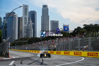 2024-09-20 - 01 VERSTAPPEN Max (nld), Red Bull Racing RB20, action during the Formula 1 Singapore Grand Prix 2024, 18th round of the 2024 Formula One World Championship from September 20 to 22, 2024 on the Marina Bay Circuit, in Singapore, Singapore - F1 - SINGAPORE GRAND PRIX 2024 - FORMULA 1 - MOTORS