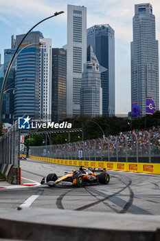 2024-09-20 - 81 PIASTRI Oscar (aus), McLaren F1 Team MCL38, action during the Formula 1 Singapore Grand Prix 2024, 18th round of the 2024 Formula One World Championship from September 20 to 22, 2024 on the Marina Bay Circuit, in Singapore, Singapore - F1 - SINGAPORE GRAND PRIX 2024 - FORMULA 1 - MOTORS