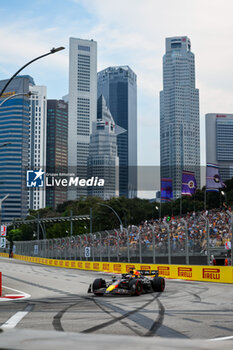 2024-09-20 - 01 VERSTAPPEN Max (nld), Red Bull Racing RB20, action during the Formula 1 Singapore Grand Prix 2024, 18th round of the 2024 Formula One World Championship from September 20 to 22, 2024 on the Marina Bay Circuit, in Singapore, Singapore - F1 - SINGAPORE GRAND PRIX 2024 - FORMULA 1 - MOTORS