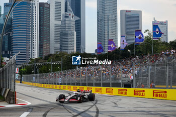 2024-09-20 - 20 MAGNUSSEN Kevin (den), Haas F1 Team VF-24 Ferrari, action during the Formula 1 Singapore Grand Prix 2024, 18th round of the 2024 Formula One World Championship from September 20 to 22, 2024 on the Marina Bay Circuit, in Singapore, Singapore - F1 - SINGAPORE GRAND PRIX 2024 - FORMULA 1 - MOTORS