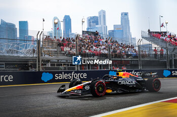 2024-09-20 - 11 PEREZ Sergio (mex), Red Bull Racing RB20, action during the Formula 1 Singapore Grand Prix 2024, 18th round of the 2024 Formula One World Championship from September 20 to 22, 2024 on the Marina Bay Circuit, in Singapore, Singapore - F1 - SINGAPORE GRAND PRIX 2024 - FORMULA 1 - MOTORS