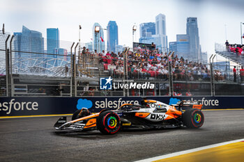 2024-09-20 - 81 PIASTRI Oscar (aus), McLaren F1 Team MCL38, action during the Formula 1 Singapore Grand Prix 2024, 18th round of the 2024 Formula One World Championship from September 20 to 22, 2024 on the Marina Bay Circuit, in Singapore, Singapore - F1 - SINGAPORE GRAND PRIX 2024 - FORMULA 1 - MOTORS