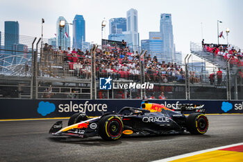 2024-09-20 - 01 VERSTAPPEN Max (nld), Red Bull Racing RB20, action during the Formula 1 Singapore Grand Prix 2024, 18th round of the 2024 Formula One World Championship from September 20 to 22, 2024 on the Marina Bay Circuit, in Singapore, Singapore - F1 - SINGAPORE GRAND PRIX 2024 - FORMULA 1 - MOTORS