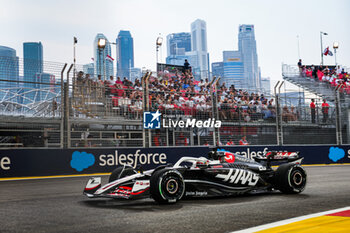 2024-09-20 - 20 MAGNUSSEN Kevin (den), Haas F1 Team VF-24 Ferrari, action during the Formula 1 Singapore Grand Prix 2024, 18th round of the 2024 Formula One World Championship from September 20 to 22, 2024 on the Marina Bay Circuit, in Singapore, Singapore - F1 - SINGAPORE GRAND PRIX 2024 - FORMULA 1 - MOTORS