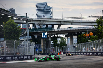 2024-09-20 - 24 ZHOU Guanyu (chi), Stake F1 Team Kick Sauber C44, action during the Formula 1 Singapore Grand Prix 2024, 18th round of the 2024 Formula One World Championship from September 20 to 22, 2024 on the Marina Bay Circuit, in Singapore, Singapore - F1 - SINGAPORE GRAND PRIX 2024 - FORMULA 1 - MOTORS