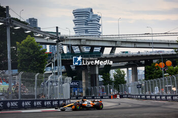 2024-09-20 - 81 PIASTRI Oscar (aus), McLaren F1 Team MCL38, action during the Formula 1 Singapore Grand Prix 2024, 18th round of the 2024 Formula One World Championship from September 20 to 22, 2024 on the Marina Bay Circuit, in Singapore, Singapore - F1 - SINGAPORE GRAND PRIX 2024 - FORMULA 1 - MOTORS