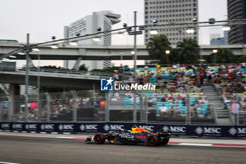 2024-09-20 - 01 VERSTAPPEN Max (nld), Red Bull Racing RB20, action during the Formula 1 Singapore Grand Prix 2024, 18th round of the 2024 Formula One World Championship from September 20 to 22, 2024 on the Marina Bay Circuit, in Singapore, Singapore - F1 - SINGAPORE GRAND PRIX 2024 - FORMULA 1 - MOTORS