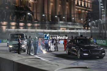 2024-09-20 - Marshal, workers, solder during the Formula 1 Singapore Grand Prix 2024, 18th round of the 2024 Formula One World Championship from September 20 to 22, 2024 on the Marina Bay Circuit, in Singapore, Singapore - F1 - SINGAPORE GRAND PRIX 2024 - FORMULA 1 - MOTORS