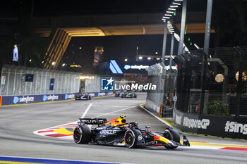 2024-09-20 - 11 PEREZ Sergio (mex), Red Bull Racing RB20, action during the Formula 1 Singapore Grand Prix 2024, 18th round of the 2024 Formula One World Championship from September 20 to 22, 2024 on the Marina Bay Circuit, in Singapore, Singapore - F1 - SINGAPORE GRAND PRIX 2024 - FORMULA 1 - MOTORS