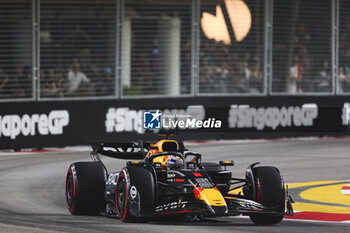 2024-09-20 - 01 VERSTAPPEN Max (nld), Red Bull Racing RB20, action during the Formula 1 Singapore Grand Prix 2024, 18th round of the 2024 Formula One World Championship from September 20 to 22, 2024 on the Marina Bay Circuit, in Singapore, Singapore - F1 - SINGAPORE GRAND PRIX 2024 - FORMULA 1 - MOTORS