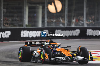 2024-09-20 - 81 PIASTRI Oscar (aus), McLaren F1 Team MCL38, action during the Formula 1 Singapore Grand Prix 2024, 18th round of the 2024 Formula One World Championship from September 20 to 22, 2024 on the Marina Bay Circuit, in Singapore, Singapore - F1 - SINGAPORE GRAND PRIX 2024 - FORMULA 1 - MOTORS