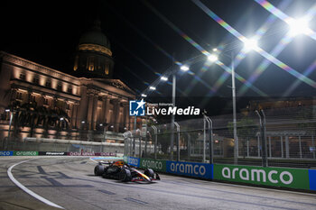 2024-09-20 - 01 VERSTAPPEN Max (nld), Red Bull Racing RB20, action during the Formula 1 Singapore Grand Prix 2024, 18th round of the 2024 Formula One World Championship from September 20 to 22, 2024 on the Marina Bay Circuit, in Singapore, Singapore - F1 - SINGAPORE GRAND PRIX 2024 - FORMULA 1 - MOTORS