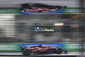 2024-09-20 - 55 SAINZ Carlos (spa), Scuderia Ferrari SF-24, action during the Formula 1 Singapore Grand Prix 2024, 18th round of the 2024 Formula One World Championship from September 20 to 22, 2024 on the Marina Bay Circuit, in Singapore, Singapore - F1 - SINGAPORE GRAND PRIX 2024 - FORMULA 1 - MOTORS