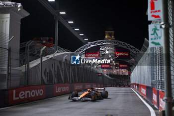 2024-09-20 - 81 PIASTRI Oscar (aus), McLaren F1 Team MCL38, action during the Formula 1 Singapore Grand Prix 2024, 18th round of the 2024 Formula One World Championship from September 20 to 22, 2024 on the Marina Bay Circuit, in Singapore, Singapore - F1 - SINGAPORE GRAND PRIX 2024 - FORMULA 1 - MOTORS