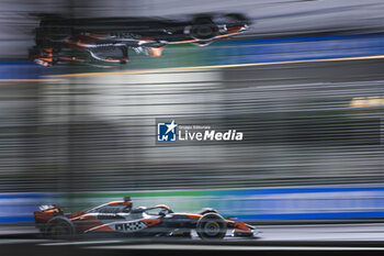 2024-09-20 - 81 PIASTRI Oscar (aus), McLaren F1 Team MCL38, action during the Formula 1 Singapore Grand Prix 2024, 18th round of the 2024 Formula One World Championship from September 20 to 22, 2024 on the Marina Bay Circuit, in Singapore, Singapore - F1 - SINGAPORE GRAND PRIX 2024 - FORMULA 1 - MOTORS