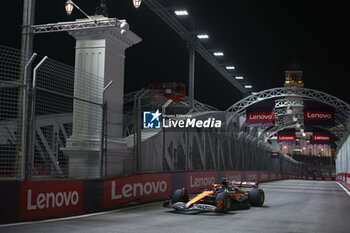 2024-09-20 - 81 PIASTRI Oscar (aus), McLaren F1 Team MCL38, action during the Formula 1 Singapore Grand Prix 2024, 18th round of the 2024 Formula One World Championship from September 20 to 22, 2024 on the Marina Bay Circuit, in Singapore, Singapore - F1 - SINGAPORE GRAND PRIX 2024 - FORMULA 1 - MOTORS