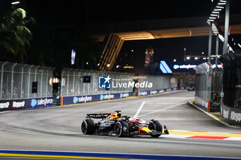 2024-09-20 - 01 VERSTAPPEN Max (nld), Red Bull Racing RB20, action during the Formula 1 Singapore Grand Prix 2024, 18th round of the 2024 Formula One World Championship from September 20 to 22, 2024 on the Marina Bay Circuit, in Singapore, Singapore - F1 - SINGAPORE GRAND PRIX 2024 - FORMULA 1 - MOTORS