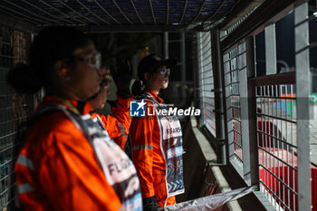 2024-09-20 - marshall, commissaire de piste, marshal, marshalls, marshals during the Formula 1 Singapore Grand Prix 2024, 18th round of the 2024 Formula One World Championship from September 20 to 22, 2024 on the Marina Bay Circuit, in Singapore, Singapore - F1 - SINGAPORE GRAND PRIX 2024 - FORMULA 1 - MOTORS