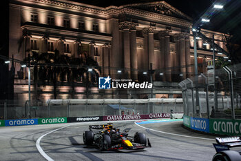 2024-09-20 - 01 VERSTAPPEN Max (nld), Red Bull Racing RB20, action during the Formula 1 Singapore Grand Prix 2024, 18th round of the 2024 Formula One World Championship from September 20 to 22, 2024 on the Marina Bay Circuit, in Singapore, Singapore - F1 - SINGAPORE GRAND PRIX 2024 - FORMULA 1 - MOTORS