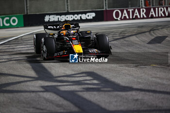 2024-09-20 - 01 VERSTAPPEN Max (nld), Red Bull Racing RB20, action during the Formula 1 Singapore Grand Prix 2024, 18th round of the 2024 Formula One World Championship from September 20 to 22, 2024 on the Marina Bay Circuit, in Singapore, Singapore - F1 - SINGAPORE GRAND PRIX 2024 - FORMULA 1 - MOTORS