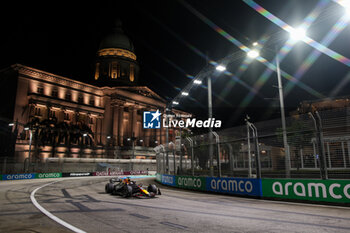 2024-09-20 - 01 VERSTAPPEN Max (nld), Red Bull Racing RB20, action during the Formula 1 Singapore Grand Prix 2024, 18th round of the 2024 Formula One World Championship from September 20 to 22, 2024 on the Marina Bay Circuit, in Singapore, Singapore - F1 - SINGAPORE GRAND PRIX 2024 - FORMULA 1 - MOTORS