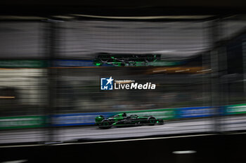 2024-09-20 - 24 ZHOU Guanyu (chi), Stake F1 Team Kick Sauber C44, action during the Formula 1 Singapore Grand Prix 2024, 18th round of the 2024 Formula One World Championship from September 20 to 22, 2024 on the Marina Bay Circuit, in Singapore, Singapore - F1 - SINGAPORE GRAND PRIX 2024 - FORMULA 1 - MOTORS