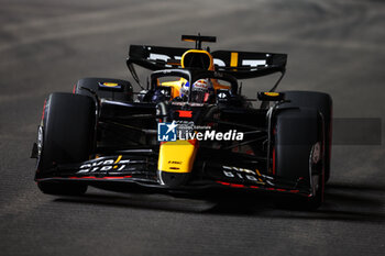 2024-09-20 - 01 VERSTAPPEN Max (nld), Red Bull Racing RB20, action during the Formula 1 Singapore Grand Prix 2024, 18th round of the 2024 Formula One World Championship from September 20 to 22, 2024 on the Marina Bay Circuit, in Singapore, Singapore - F1 - SINGAPORE GRAND PRIX 2024 - FORMULA 1 - MOTORS