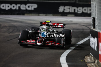 2024-09-20 - 27 HULKENBERG Nico (ger), Haas F1 Team VF-24 Ferrari, action during the Formula 1 Singapore Grand Prix 2024, 18th round of the 2024 Formula One World Championship from September 20 to 22, 2024 on the Marina Bay Circuit, in Singapore, Singapore - F1 - SINGAPORE GRAND PRIX 2024 - FORMULA 1 - MOTORS