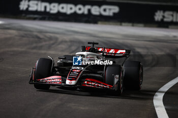 2024-09-20 - 20 MAGNUSSEN Kevin (den), Haas F1 Team VF-24 Ferrari, action during the Formula 1 Singapore Grand Prix 2024, 18th round of the 2024 Formula One World Championship from September 20 to 22, 2024 on the Marina Bay Circuit, in Singapore, Singapore - F1 - SINGAPORE GRAND PRIX 2024 - FORMULA 1 - MOTORS