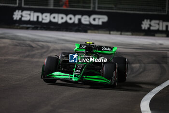 2024-09-20 - 24 ZHOU Guanyu (chi), Stake F1 Team Kick Sauber C44, action during the Formula 1 Singapore Grand Prix 2024, 18th round of the 2024 Formula One World Championship from September 20 to 22, 2024 on the Marina Bay Circuit, in Singapore, Singapore - F1 - SINGAPORE GRAND PRIX 2024 - FORMULA 1 - MOTORS