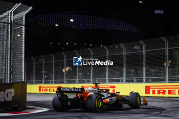 2024-09-20 - 81 PIASTRI Oscar (aus), McLaren F1 Team MCL38, action during the Formula 1 Singapore Grand Prix 2024, 18th round of the 2024 Formula One World Championship from September 20 to 22, 2024 on the Marina Bay Circuit, in Singapore, Singapore - F1 - SINGAPORE GRAND PRIX 2024 - FORMULA 1 - MOTORS