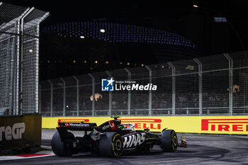 2024-09-20 - 27 HULKENBERG Nico (ger), Haas F1 Team VF-24 Ferrari, action during the Formula 1 Singapore Grand Prix 2024, 18th round of the 2024 Formula One World Championship from September 20 to 22, 2024 on the Marina Bay Circuit, in Singapore, Singapore - F1 - SINGAPORE GRAND PRIX 2024 - FORMULA 1 - MOTORS