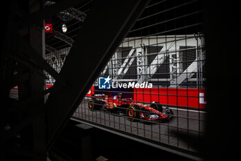 2024-09-20 - 55 SAINZ Carlos (spa), Scuderia Ferrari SF-24, action during the Formula 1 Singapore Grand Prix 2024, 18th round of the 2024 Formula One World Championship from September 20 to 22, 2024 on the Marina Bay Circuit, in Singapore, Singapore - F1 - SINGAPORE GRAND PRIX 2024 - FORMULA 1 - MOTORS