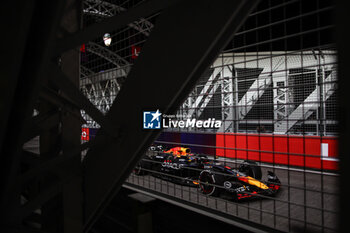 2024-09-20 - 01 VERSTAPPEN Max (nld), Red Bull Racing RB20, action during the Formula 1 Singapore Grand Prix 2024, 18th round of the 2024 Formula One World Championship from September 20 to 22, 2024 on the Marina Bay Circuit, in Singapore, Singapore - F1 - SINGAPORE GRAND PRIX 2024 - FORMULA 1 - MOTORS