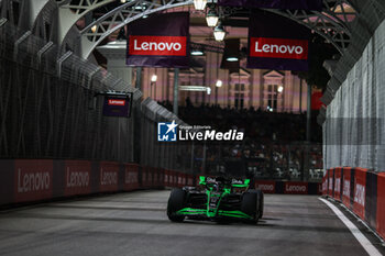 2024-09-20 - 77 BOTTAS Valtteri (fin), Stake F1 Team Kick Sauber C44, action during the Formula 1 Singapore Grand Prix 2024, 18th round of the 2024 Formula One World Championship from September 20 to 22, 2024 on the Marina Bay Circuit, in Singapore, Singapore - F1 - SINGAPORE GRAND PRIX 2024 - FORMULA 1 - MOTORS