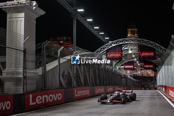 2024-09-20 - 27 HULKENBERG Nico (ger), Haas F1 Team VF-24 Ferrari, action during the Formula 1 Singapore Grand Prix 2024, 18th round of the 2024 Formula One World Championship from September 20 to 22, 2024 on the Marina Bay Circuit, in Singapore, Singapore - F1 - SINGAPORE GRAND PRIX 2024 - FORMULA 1 - MOTORS