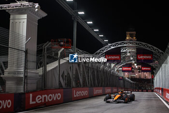 2024-09-20 - 04 NORRIS Lando (gbr), McLaren F1 Team MCL38, action during the Formula 1 Singapore Grand Prix 2024, 18th round of the 2024 Formula One World Championship from September 20 to 22, 2024 on the Marina Bay Circuit, in Singapore, Singapore - F1 - SINGAPORE GRAND PRIX 2024 - FORMULA 1 - MOTORS