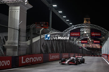 2024-09-20 - 20 MAGNUSSEN Kevin (den), Haas F1 Team VF-24 Ferrari, action during the Formula 1 Singapore Grand Prix 2024, 18th round of the 2024 Formula One World Championship from September 20 to 22, 2024 on the Marina Bay Circuit, in Singapore, Singapore - F1 - SINGAPORE GRAND PRIX 2024 - FORMULA 1 - MOTORS