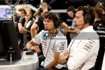 2024-09-20 - KIMI ANTONELLI Andrea (ita), Junior Driver of Mercedes AMG F1 Team, portrait WOLFF Toto (aut), Team Principal & CEO of Mercedes AMG F1 Team, portrait during the Formula 1 Singapore Grand Prix 2024, 18th round of the 2024 Formula One World Championship from September 20 to 22, 2024 on the Marina Bay Circuit, in Singapore, Singapore - F1 - SINGAPORE GRAND PRIX 2024 - FORMULA 1 - MOTORS